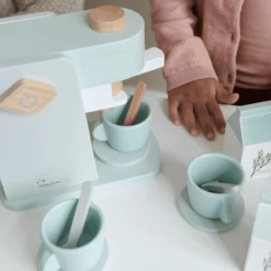 Cam Cam Copenhagen Houten Koffiezetapparaat - Dusty Green -Kinderspeelgoed Winkel cam cam copenhagen houten koffiezetapparaat dusty green a369637 3
