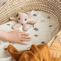 Done By Deer ™ Kleine Rammelaar Gelei Roze -Kinderspeelgoed Winkel done by deer kleine rammelaar gelei roze a332331 3