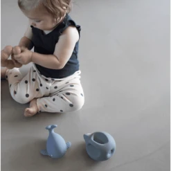 Filibabba Bijtring Christian De Walvis - Powder Blauw -Kinderspeelgoed Winkel filibabba bijtring christian de walvis powder blauw a333551 1