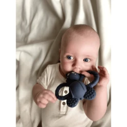 Filibabba Bijtring Felix The Fly Natuurlijk Rubber - Muddly Blue -Kinderspeelgoed Winkel filibabba bijtring felix the fly natuurlijk rubber muddly blue a333556 1