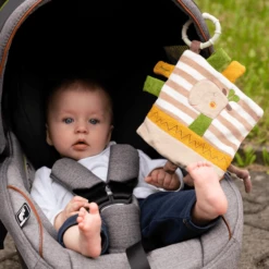 Fehn Loopy & Lotta Knetterdoek Giraf Met Ring 11 Fehn Loopy & Lotta Knetterdoek Giraf Met Ring -Kinderspeelgoed Winkel loopy lotta knetterdoek giraf met ring a273659 4