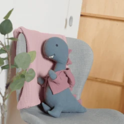 Nordic Coast Company Knuffel Mousseline Dino Hannah -Kinderspeelgoed Winkel nordic coast company knuffel mousseline dino hannah a399024 1