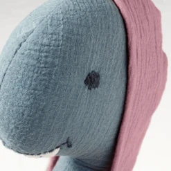 Nordic Coast Company Knuffel Mousseline Dino Hannah -Kinderspeelgoed Winkel nordic coast company knuffel mousseline dino hannah a399024 2