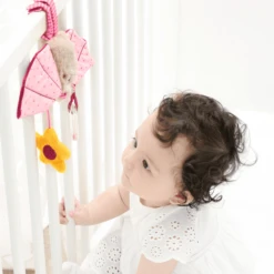 Sigikid Hanger Roze Baby Bijt Me! -Kinderspeelgoed Winkel sigikid hanger roze baby bijt me a240487 2